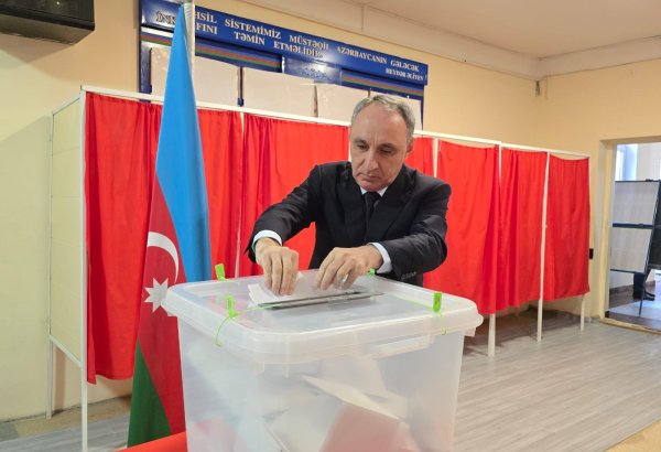 Baş prokuror Kamran Əliyev bələdiyyə seçkilərində səs verib (FOTO)