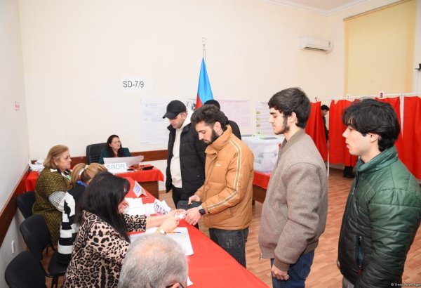 Gənclər də bələdiyyə seçkilərində səsvermədə fəal iştirak edirlər (FOTO)
