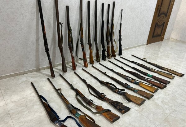 Sabirabadda qanunsuz saxlanılan silahlar polisə təhvil verilib (FOTO)