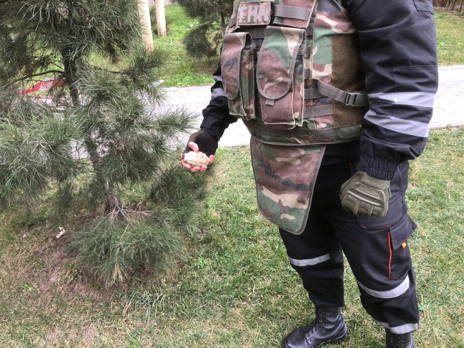 Bakıda küçədən qumbara tapıldı (FOTO/VİDEO)