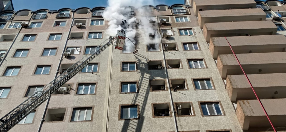 Xırdalanda çoxmərtəbəli yaşayış binasındakı yanğın söndürülüb (ƏLAVƏ OLUNUB) (FOTO/VİDEO)