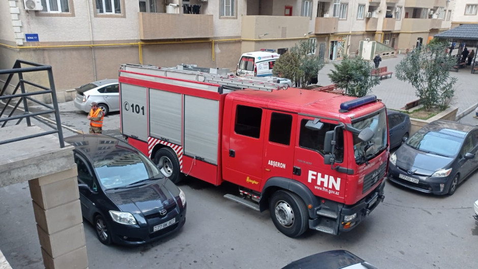 Xırdalanda çoxmərtəbəli yaşayış binasındakı yanğın söndürülüb (ƏLAVƏ OLUNUB) (FOTO/VİDEO)