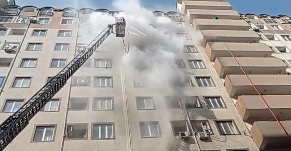 Xırdalanda çoxmərtəbəli yaşayış binasındakı yanğın söndürülüb (ƏLAVƏ OLUNUB) (FOTO/VİDEO)