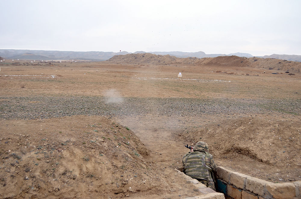 Hərbi vəzifəlilərlə keçirilən təlim toplanışı davam edir