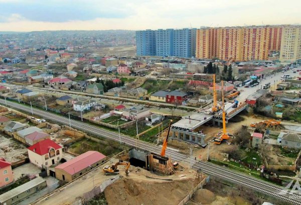 Yeni yol ötürücüsünün tikintisi sürətlə davam etdirilir (FOTO)