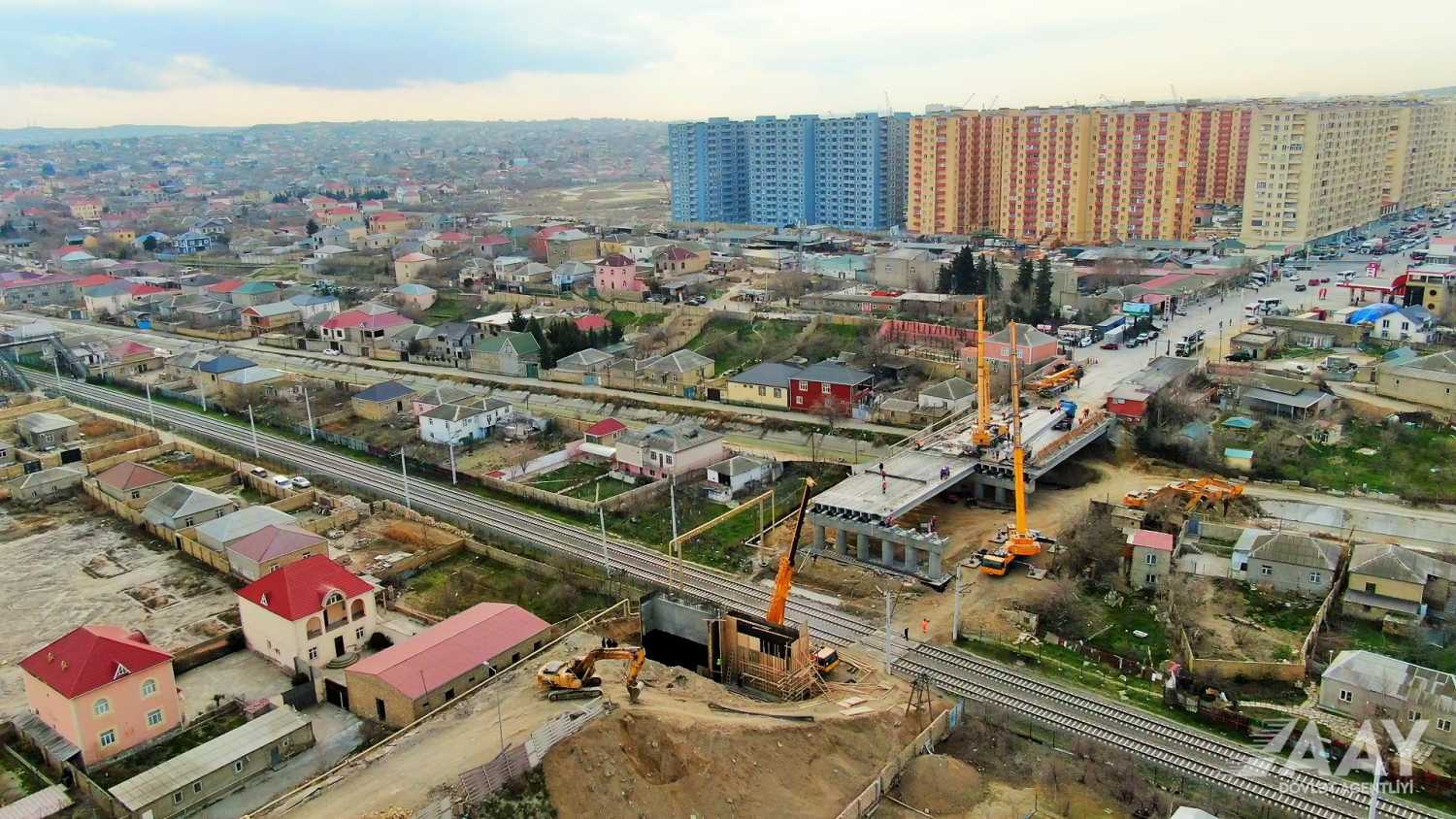 Yeni yol ötürücüsünün tikintisi sürətlə davam etdirilir (FOTO)