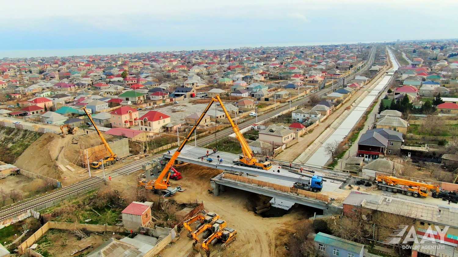 Yeni yol ötürücüsünün tikintisi sürətlə davam etdirilir (FOTO)