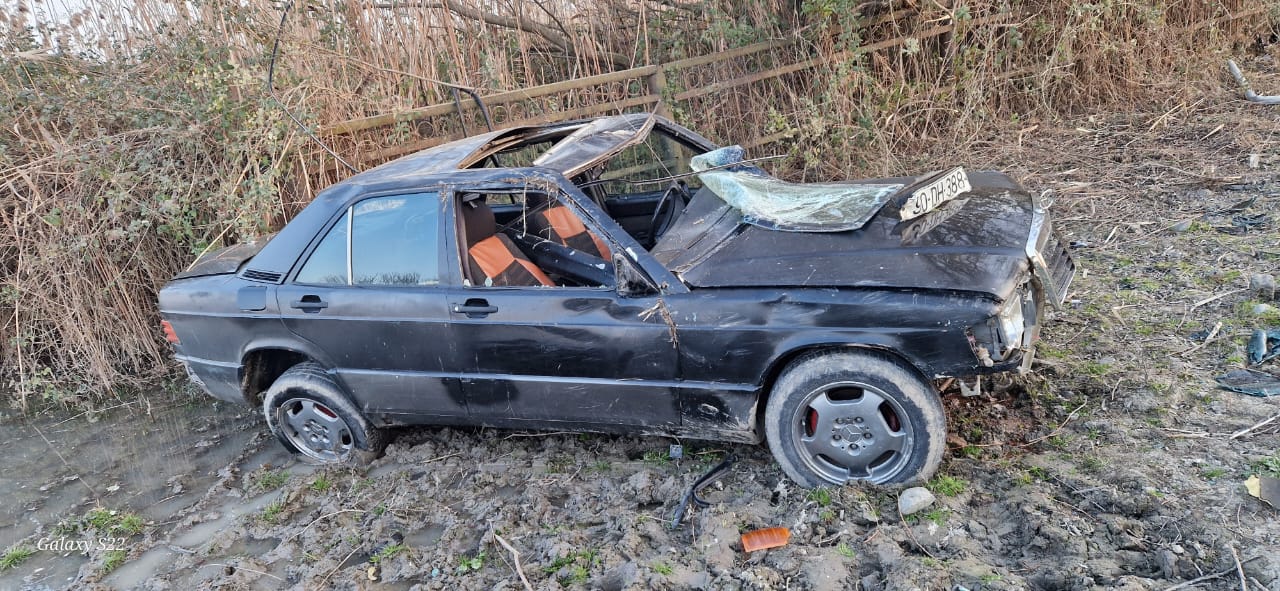 Neftçalada avtomobil aşıb, sürücü xəsarət alıb (FOTO)