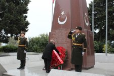 Türkiyənin Azərbaycandakı yeni səfiri Fəxri və Şəhidlər xiyabanlarını ziyarət edib (FOTO)