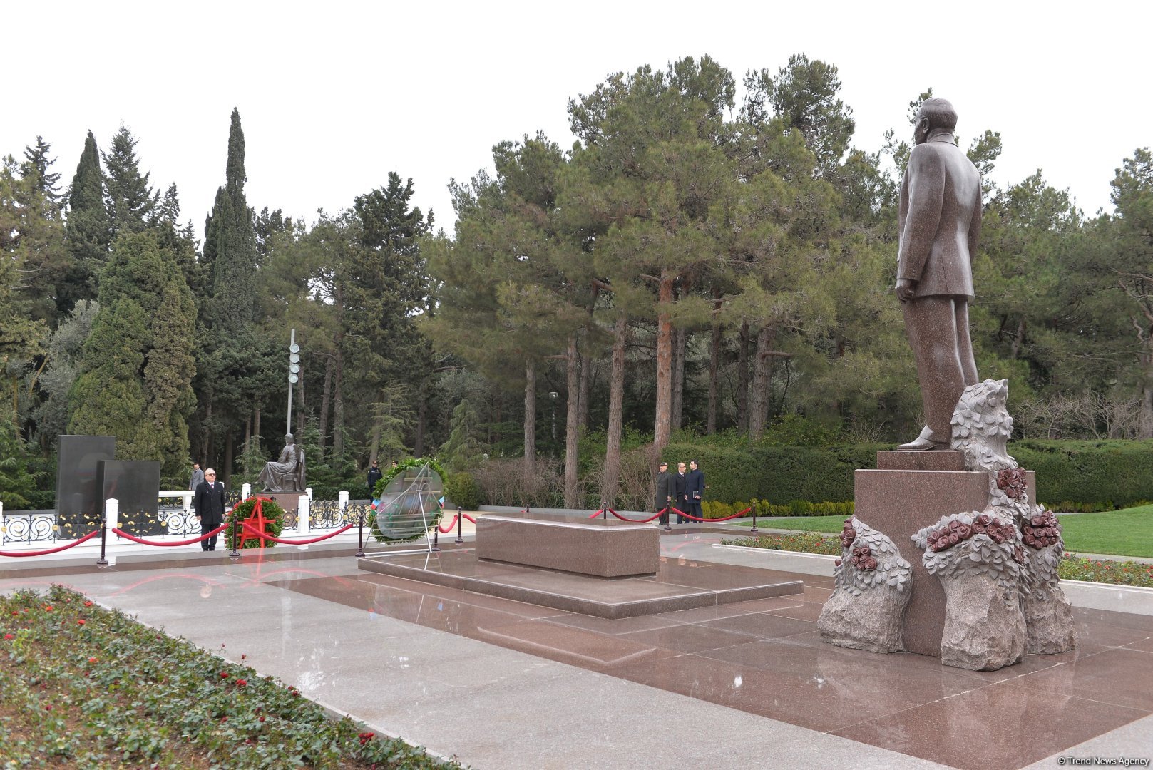 Türkiyənin Azərbaycandakı yeni səfiri Fəxri və Şəhidlər xiyabanlarını ziyarət edib (FOTO)