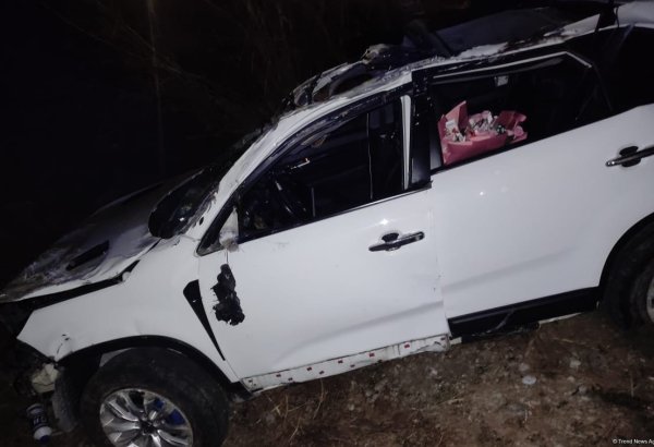 Yevlaxda "Kia" aşdı, xəsarət alanlar var (FOTO)