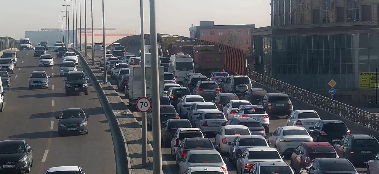 "Koroğlu" metrostansiyası istiqamətində təmirə görə sıxlıq yaranıb