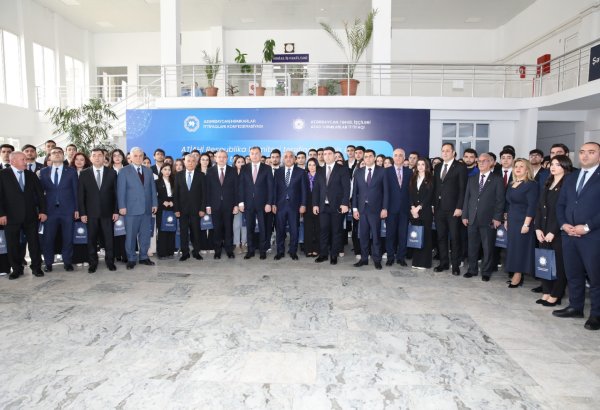 Bir qrup tələbəyə adlı təqaüd verilib (FOTO)