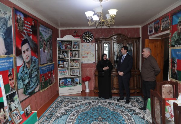 Elnur Rzayev Həcc ziyarətindən  qayıdan şəhid anasını evində ziyarət  edib (FOTO)