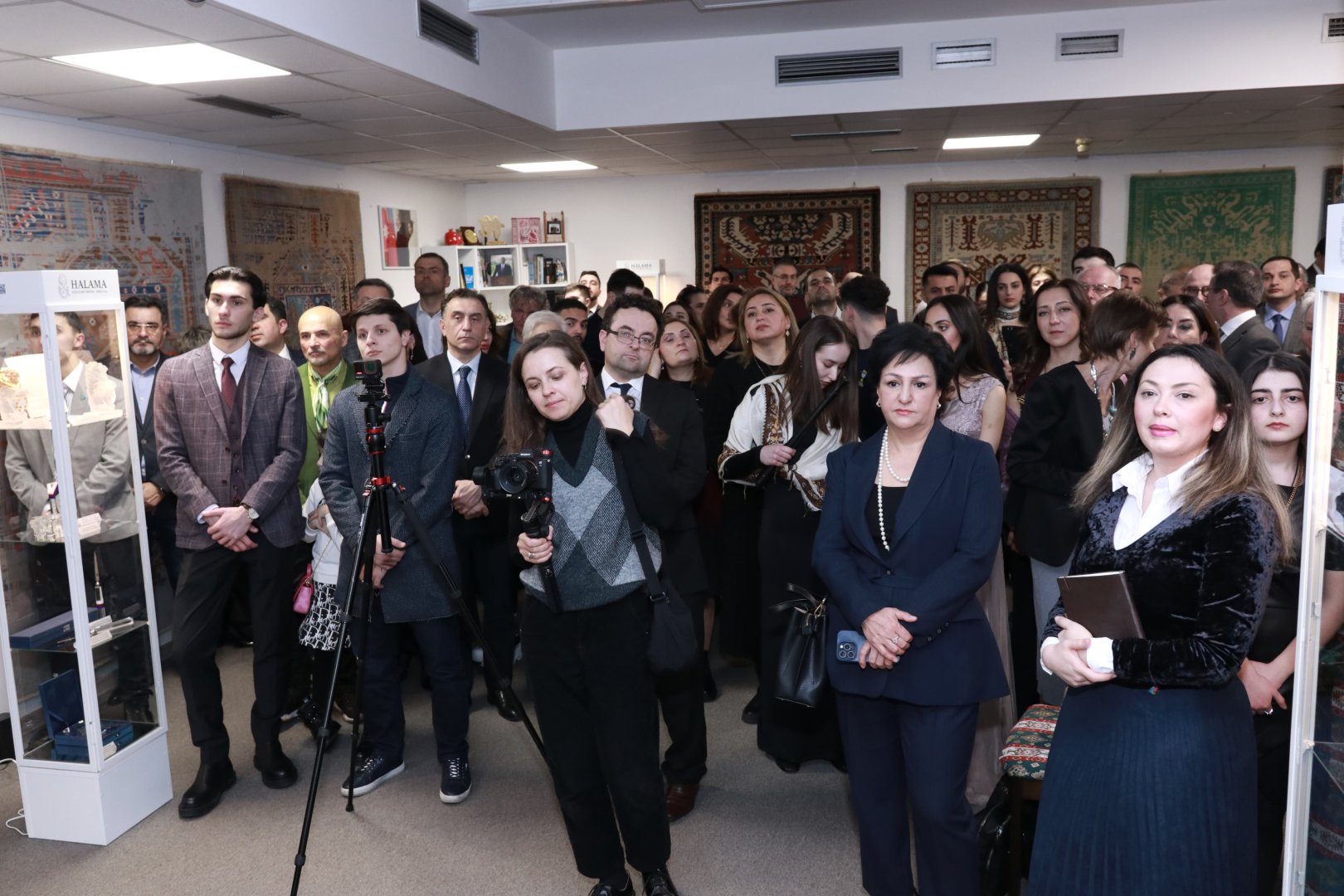 Praqa Azərbaycan Mədəniyyət Evində “İki gözəllik harmoniyası: Azərbaycan xalçası və Çex kristalı” sərgisi açılıb (FOTO/VİDEO)