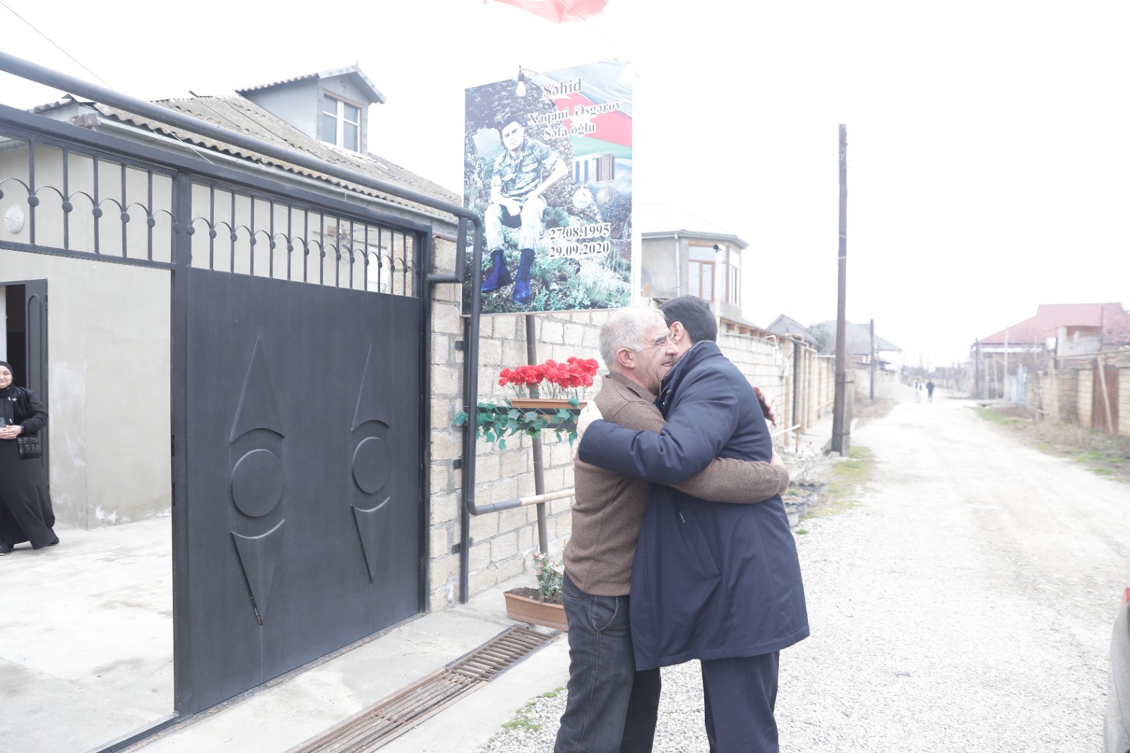 Elnur Rzayev Həcc ziyarətindən  qayıdan şəhid anasını evində ziyarət  edib (FOTO)