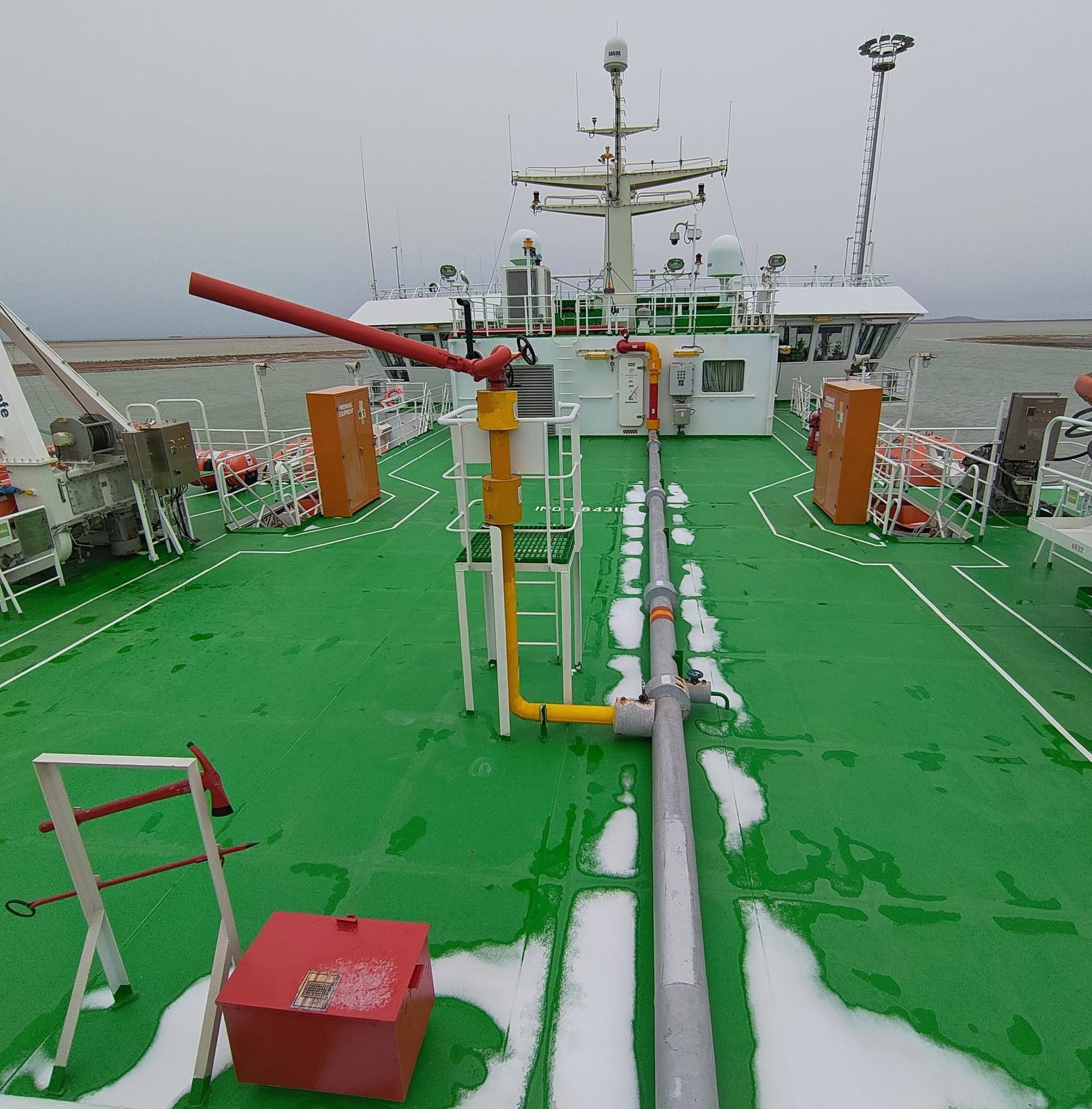 Xəzərdə küləkli hava şəraiti ilə bağlı gəmilər sığınacaqlara çəkilib (FOTO)