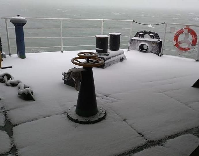 Xəzərdə küləkli hava şəraiti ilə bağlı gəmilər sığınacaqlara çəkilib (FOTO)