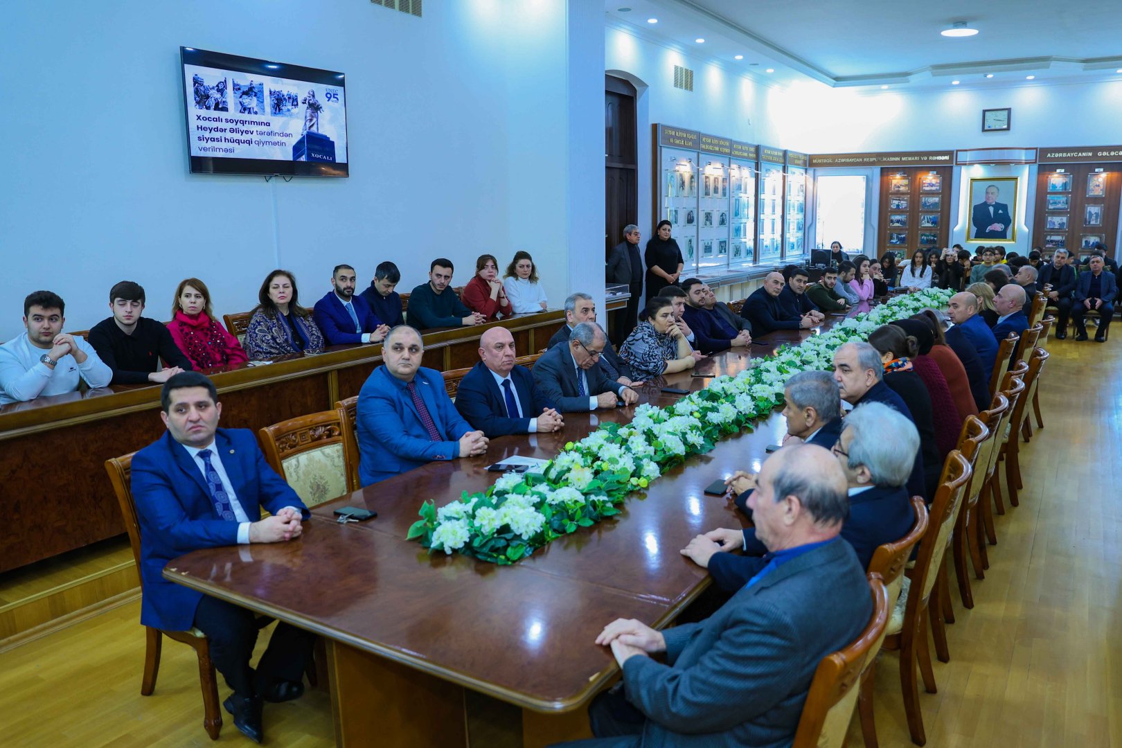 UNEC-də “Xocalı soyqırımına Heydər Əliyev tərəfindən siyasi hüquqi qiymətin verilməsi” mövzusunda tədbir keçirilib (FOTO)