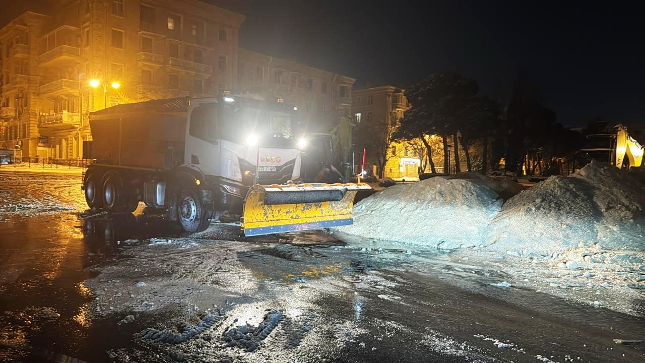 Bakı qardan təmizlənir (FOTO/VİDEO)