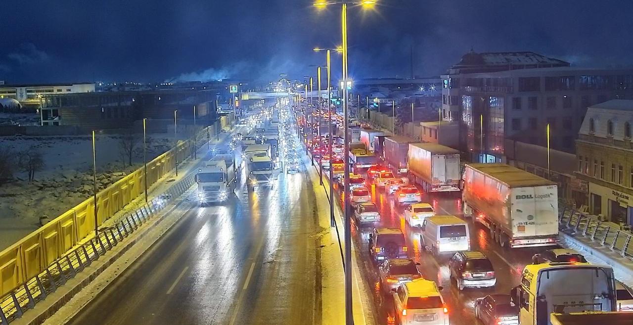 Bakıda yol qəzaları sıxlığa səbəb olub – SİYAHI