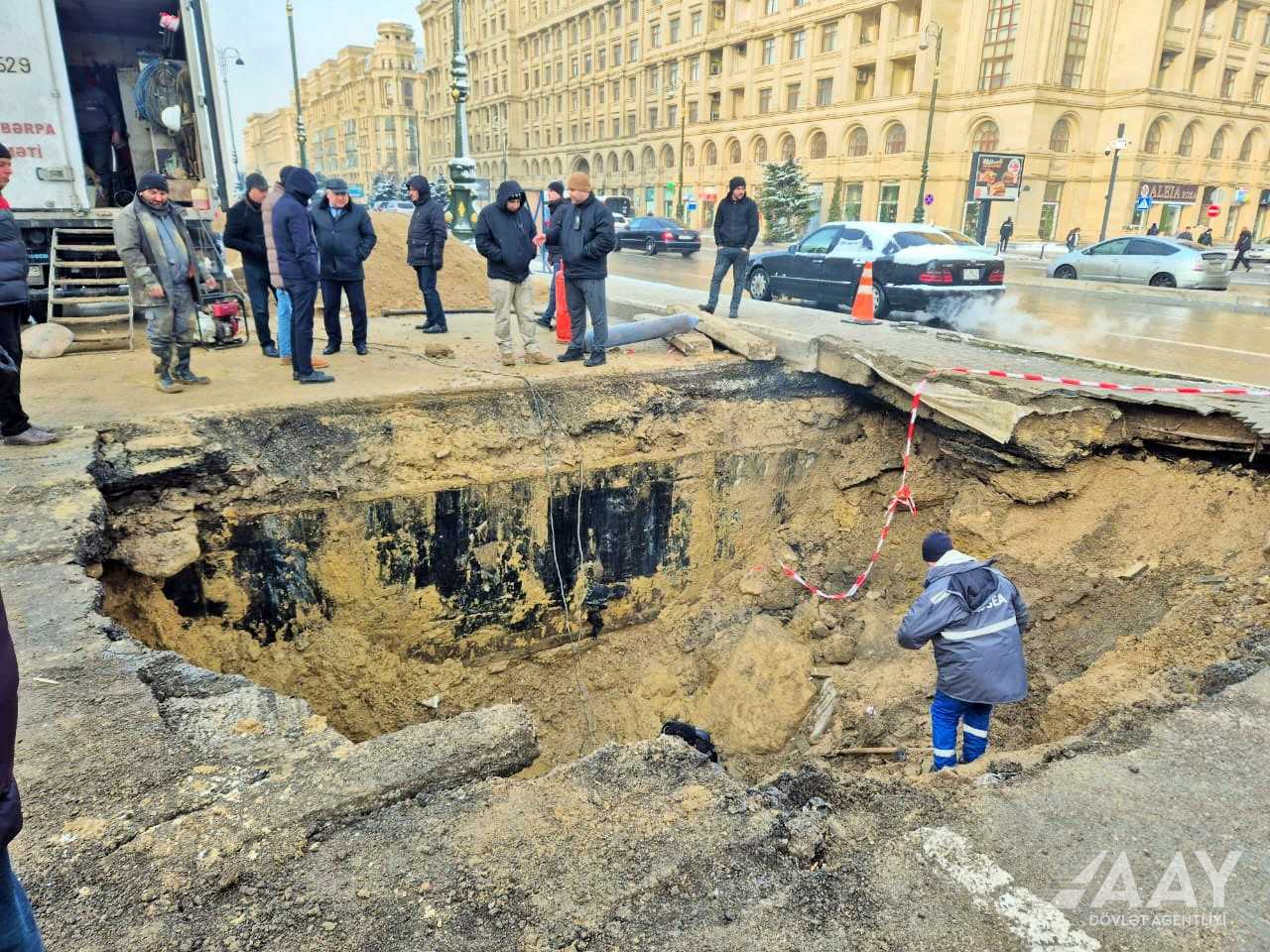 Heydər Əliyev prospektində yol çökdü - hərəkət məhdudlaşdırıldı (FOTO)