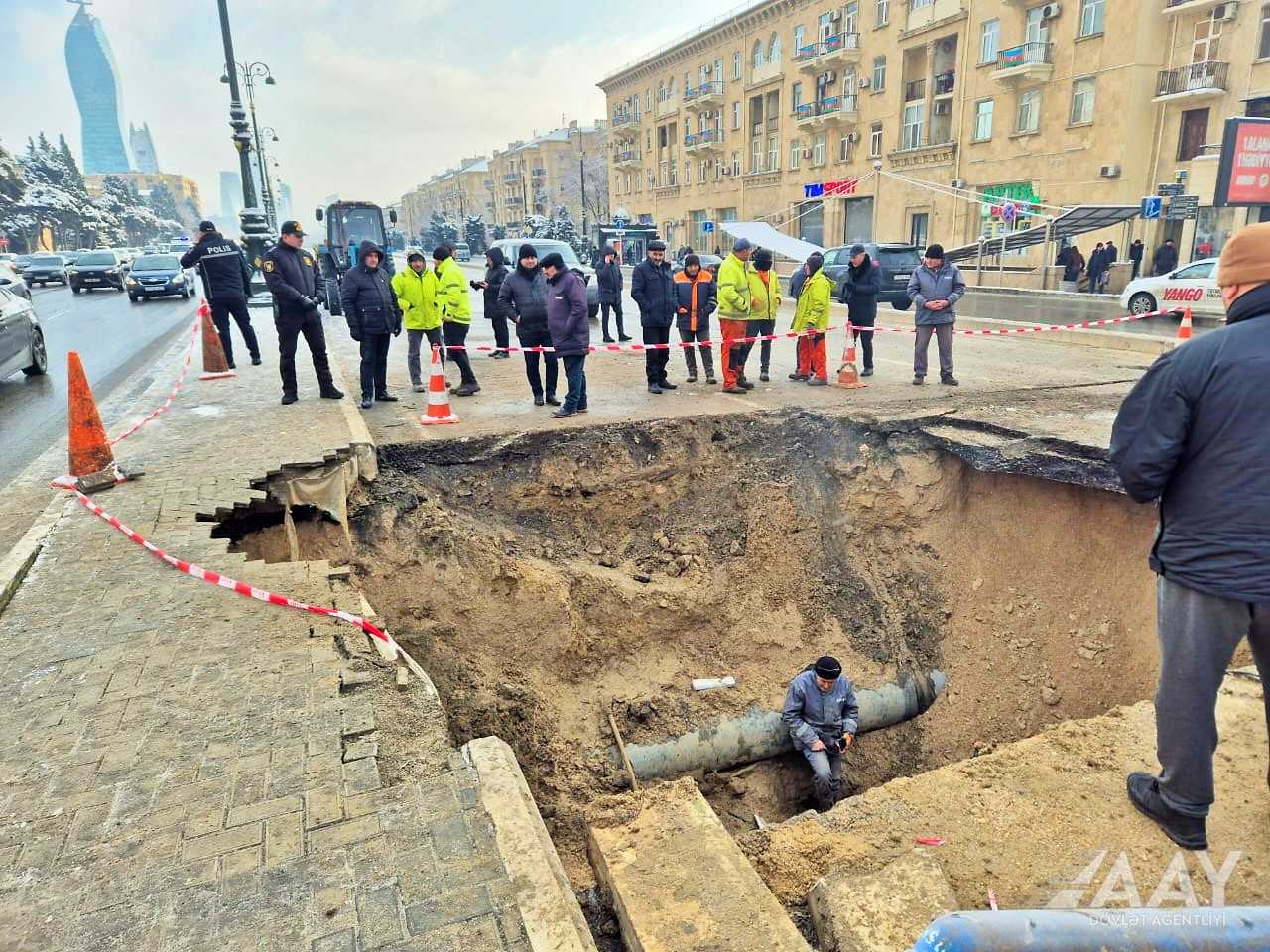 Heydər Əliyev prospektində yol çökdü - hərəkət məhdudlaşdırıldı (FOTO)