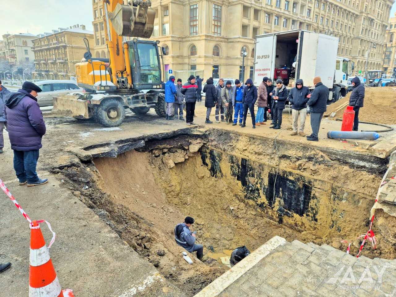 Heydər Əliyev prospektində yol çökdü - hərəkət məhdudlaşdırıldı (FOTO)