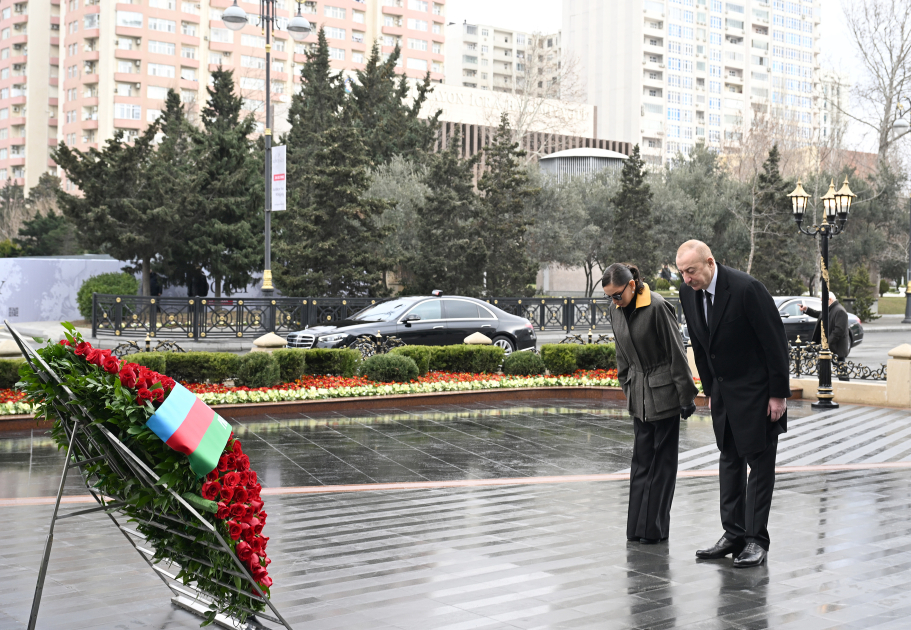 Prezident İlham Əliyev və Birinci xanım Mehriban Əliyeva Xocalı soyqırımı abidəsini ziyarət ediblər (FOTO/VİDEO)