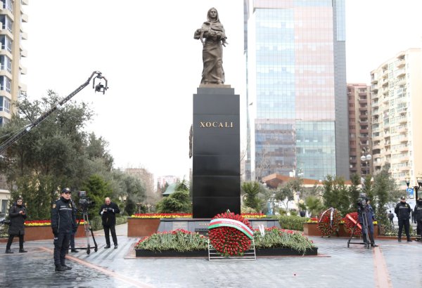 Səhiyyə Nazirliyinin rəhbərliyi Xocalı soyqırımı qurbanlarının xatirəsini ehtiramla yad edib (FOTO)