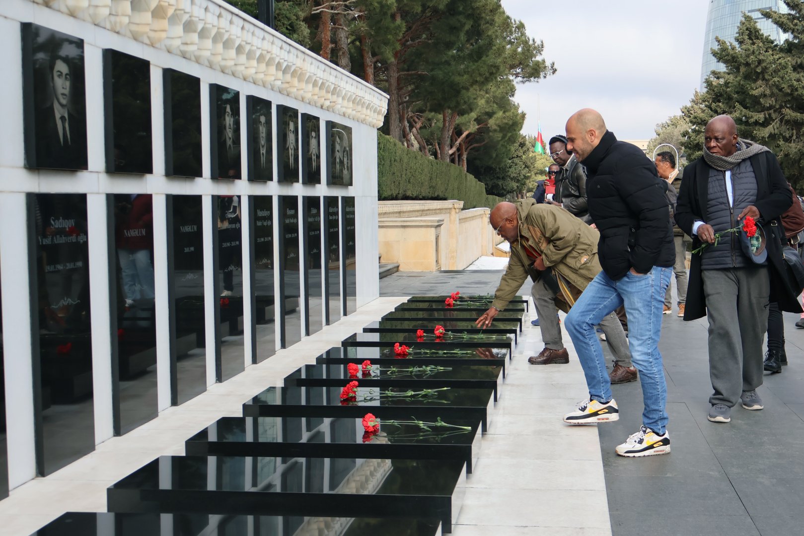 Fransa müstəmləkələrindən olan KİV nümayəndələri Şəhidlər Xiyabanını ziyarət edib (FOTO/VİDEO)