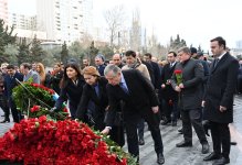 Milli Məclisin kollektivi Xocalı soyqırımı abidəsini ziyarət edib (FOTO)