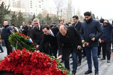 Milli Məclisin kollektivi Xocalı soyqırımı abidəsini ziyarət edib (FOTO)