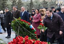 Milli Məclisin kollektivi Xocalı soyqırımı abidəsini ziyarət edib (FOTO)