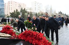 Milli Məclisin kollektivi Xocalı soyqırımı abidəsini ziyarət edib (FOTO)