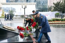 Müdafiə Nazirliyinin rəhbər heyəti "Ana harayı" abidəsini ziyarət edib (FOTO)