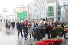 Azərbaycan xalqı Xocalı soyqırımının 33-cü ildönümü ilə bağlı "Ana harayı" abidəsini ziyarət edir (FOTO)