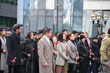 Azərbaycan xalqı Xocalı soyqırımının 33-cü ildönümü ilə bağlı "Ana harayı" abidəsini ziyarət edir (FOTO)