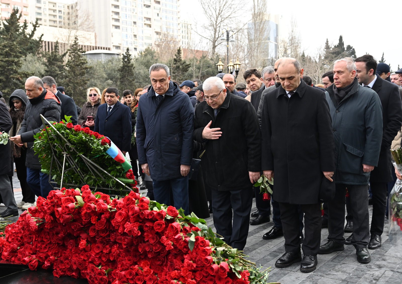 Milli Məclisin kollektivi Xocalı soyqırımı abidəsini ziyarət edib (FOTO)