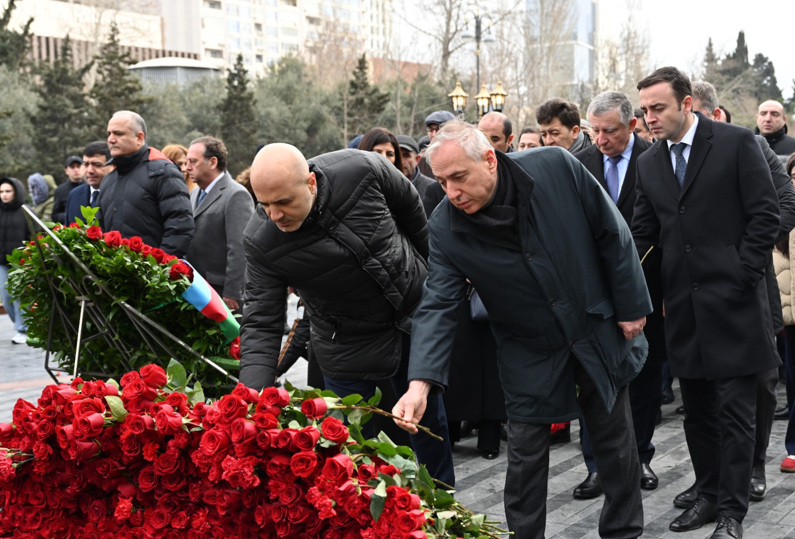 Milli Məclisin kollektivi Xocalı soyqırımı abidəsini ziyarət edib (FOTO)