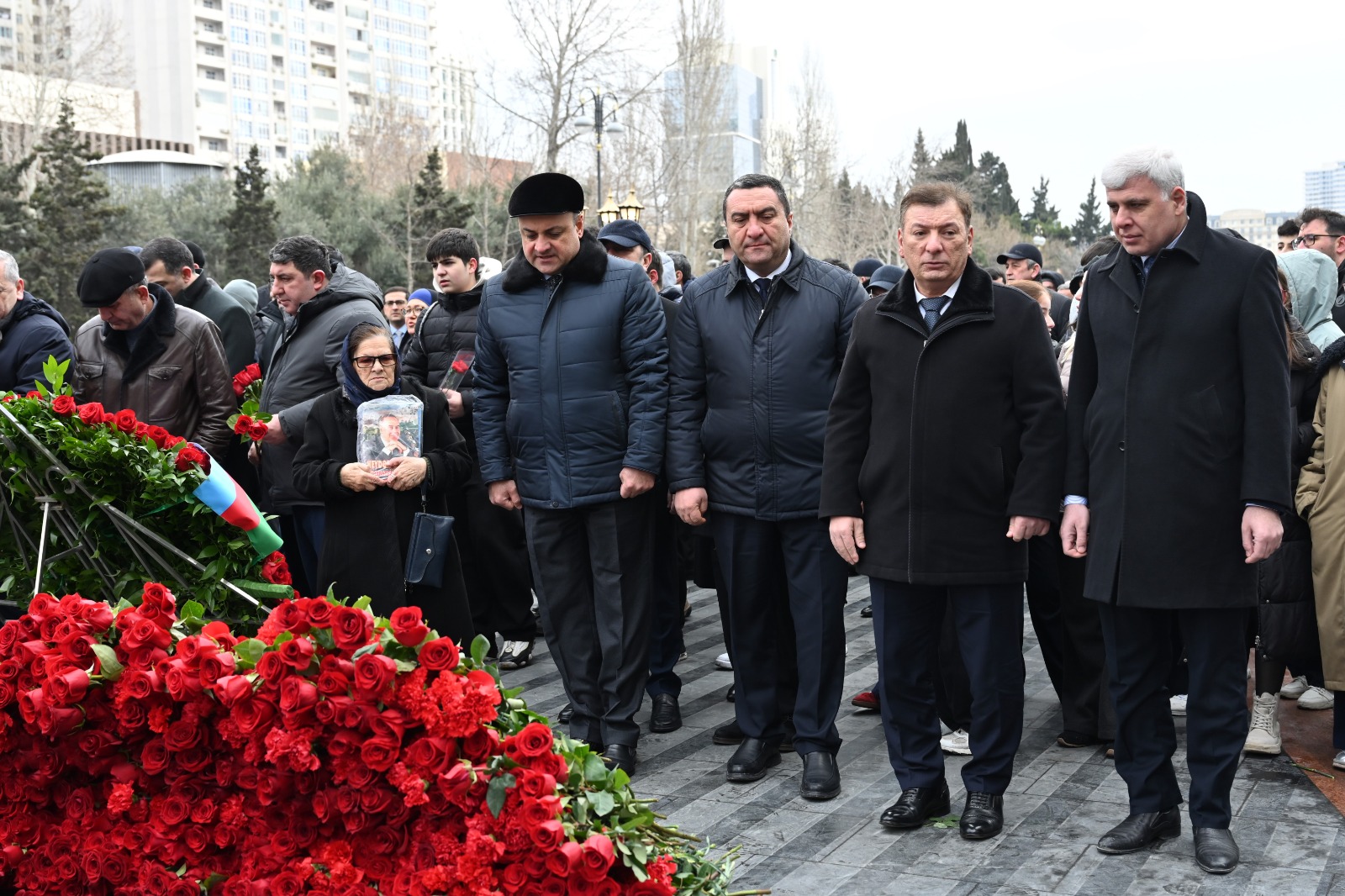 Milli Məclisin kollektivi Xocalı soyqırımı abidəsini ziyarət edib (FOTO)