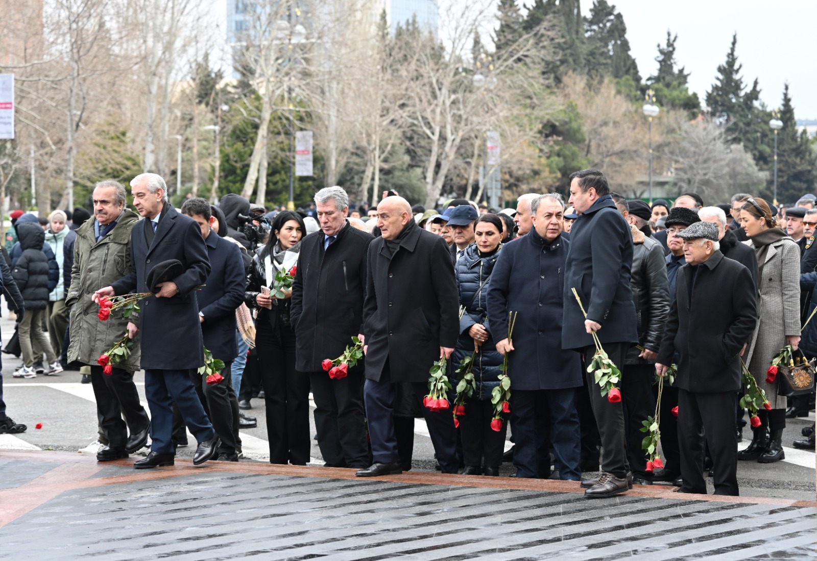 Milli Məclisin kollektivi Xocalı soyqırımı abidəsini ziyarət edib (FOTO)