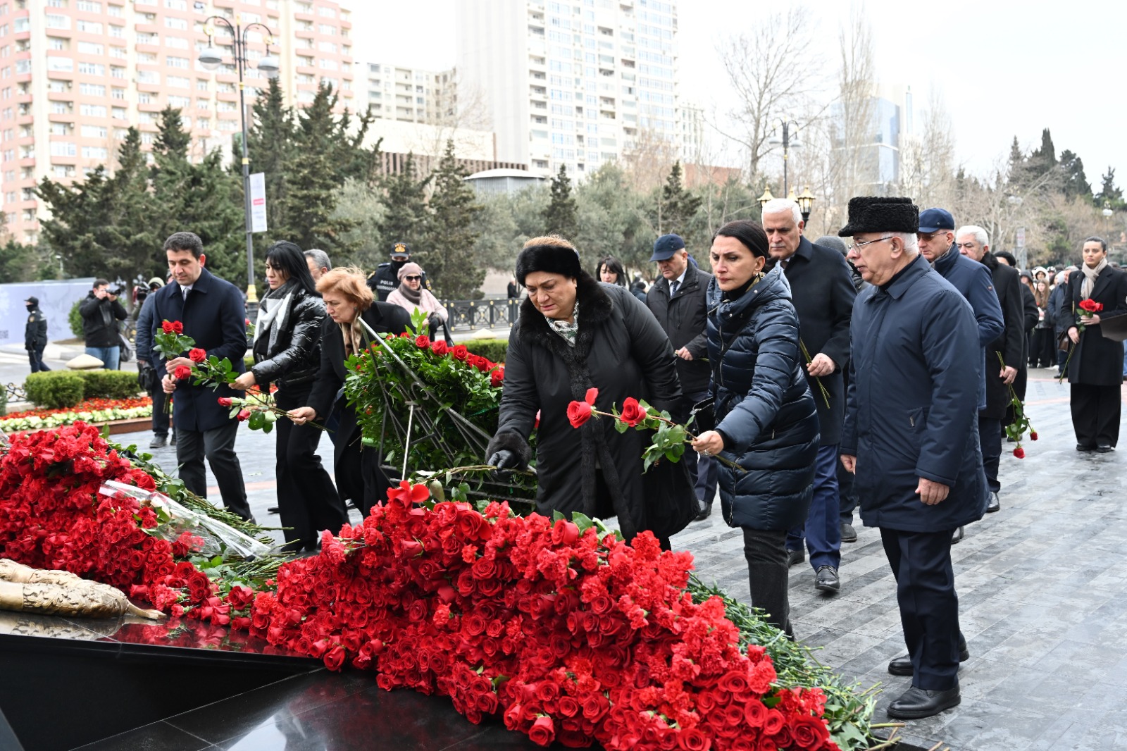 Milli Məclisin kollektivi Xocalı soyqırımı abidəsini ziyarət edib (FOTO)