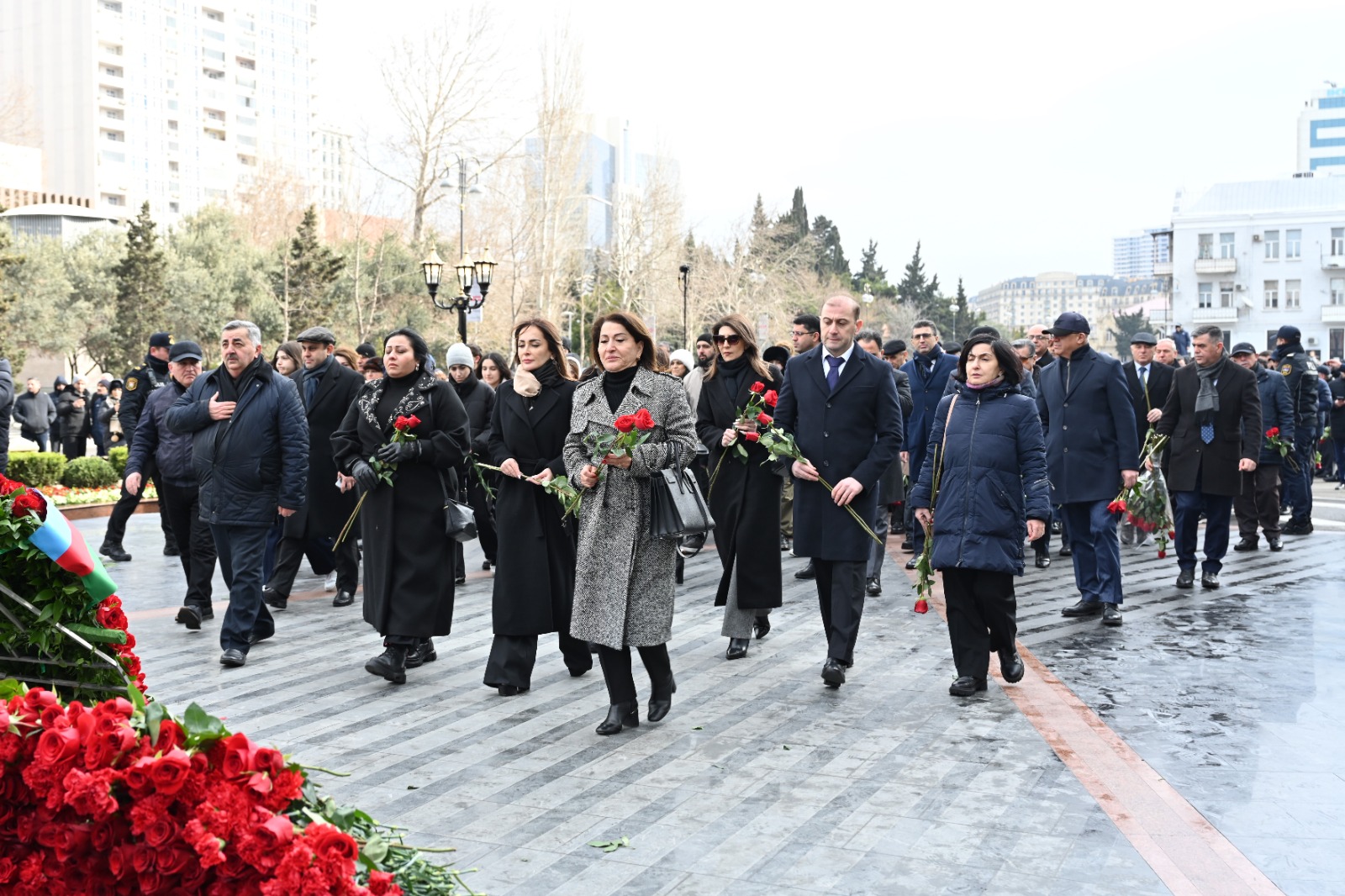 Milli Məclisin kollektivi Xocalı soyqırımı abidəsini ziyarət edib (FOTO)