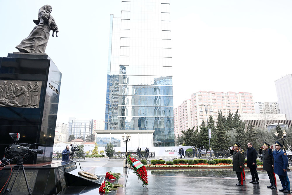 Müdafiə Nazirliyinin rəhbər heyəti "Ana harayı" abidəsini ziyarət edib (FOTO)