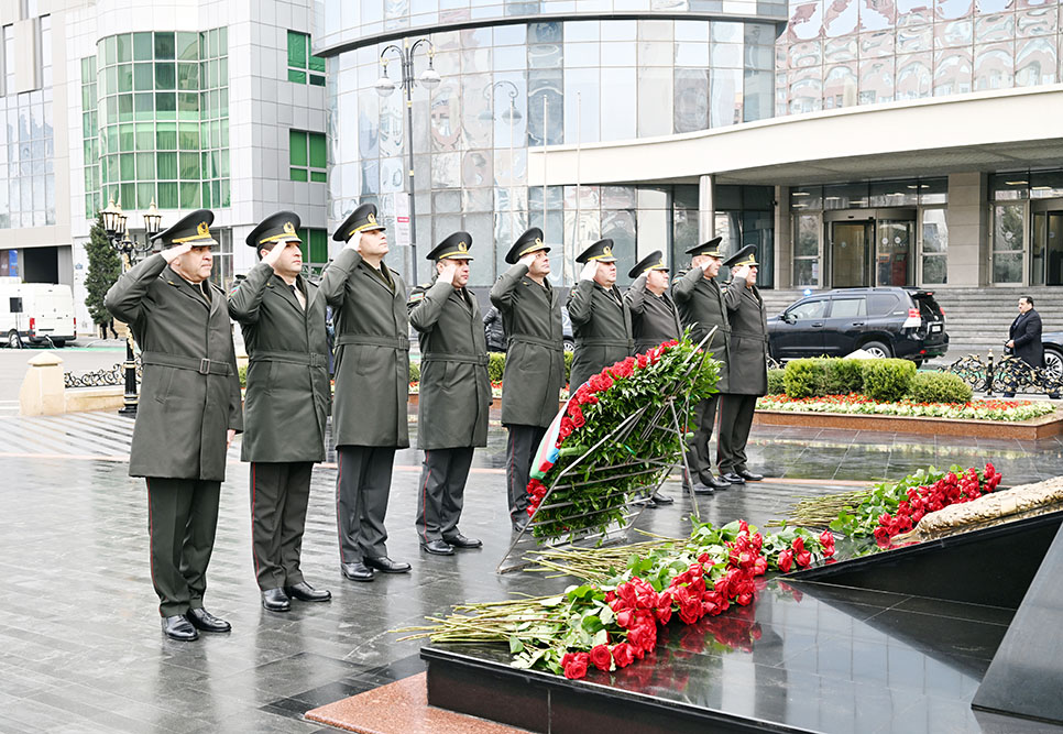 Müdafiə Nazirliyinin rəhbər heyəti "Ana harayı" abidəsini ziyarət edib (FOTO)