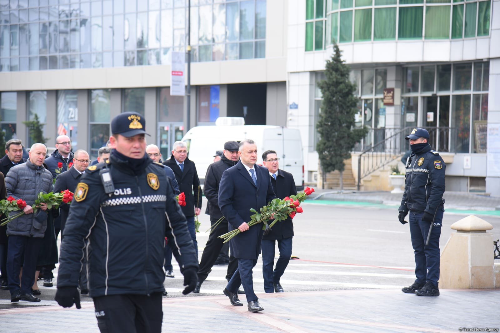 Azərbaycan xalqı Xocalı soyqırımının 33-cü ildönümü ilə bağlı "Ana harayı" abidəsini ziyarət edir (FOTO)