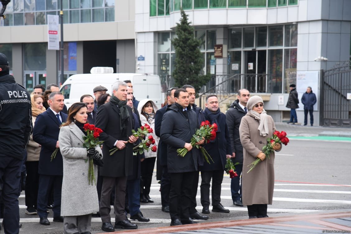 Azərbaycan xalqı Xocalı soyqırımının 33-cü ildönümü ilə bağlı "Ana harayı" abidəsini ziyarət edir (FOTO)