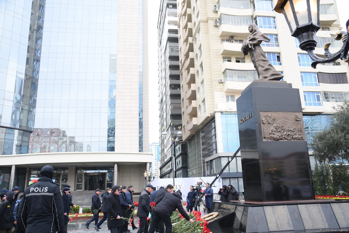 Azərbaycan xalqı Xocalı soyqırımının 33-cü ildönümü ilə bağlı "Ana harayı" abidəsini ziyarət edir (FOTO)