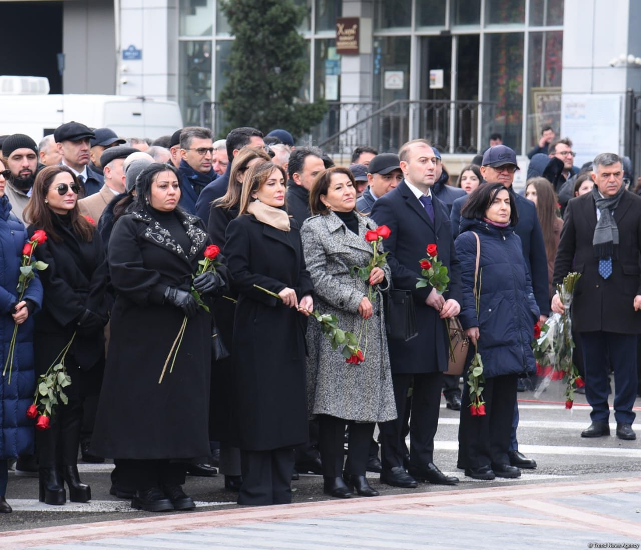 Azərbaycan xalqı Xocalı soyqırımının 33-cü ildönümü ilə bağlı "Ana harayı" abidəsini ziyarət edir (FOTO)